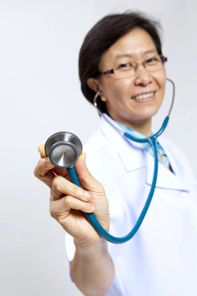 Sorridente medico femminile maturo con stetoscopio . — Foto Stock