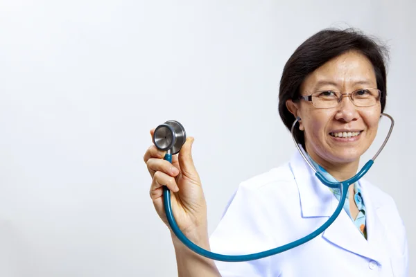 Sorridente medico femminile maturo con stetoscopio . — Foto Stock