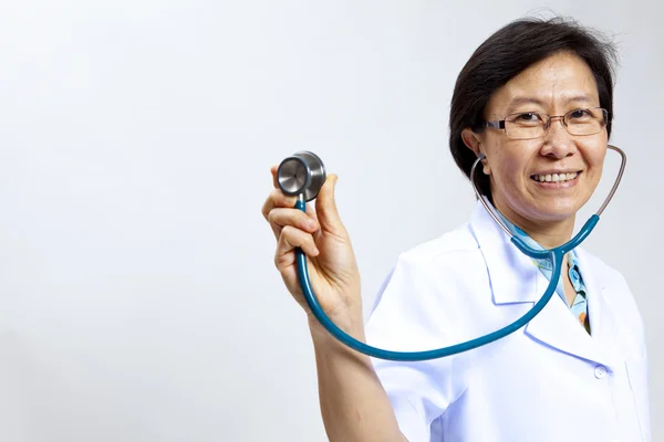 Médico maduro sonriente con estetoscopio . — Foto de Stock