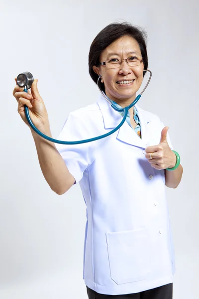 Sorrindo médico feminino maduro com estetoscópio . — Fotografia de Stock