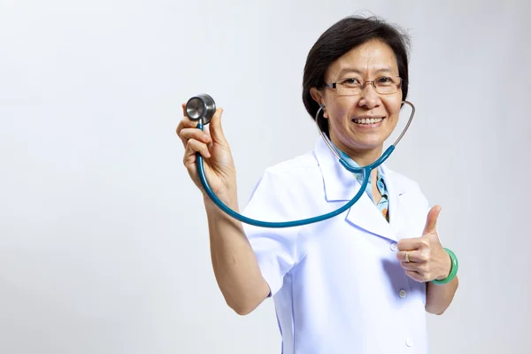 Usmívající se zralý ženský lékař s stetoskop. — Stock fotografie