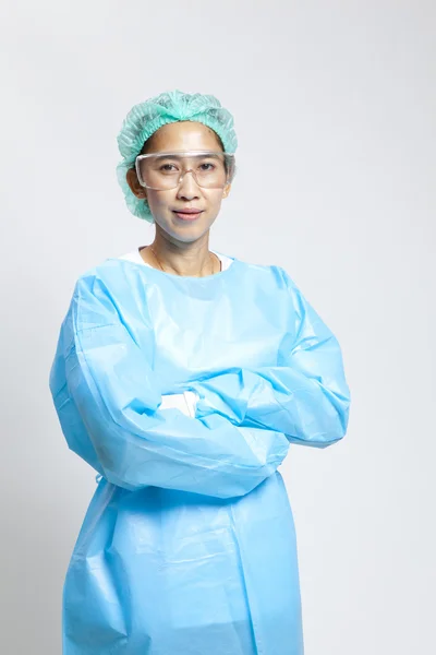 Genç kadın, Doktor stetoskop ve maske ile gülümseyen — Stok fotoğraf