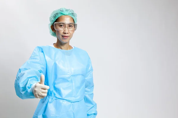 Médico joven sonriente con estetoscopio y máscara — Foto de Stock