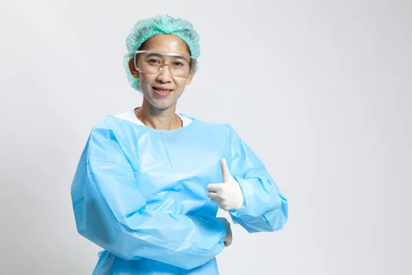 Jovem médica sorridente com estetoscópio e máscara — Fotografia de Stock