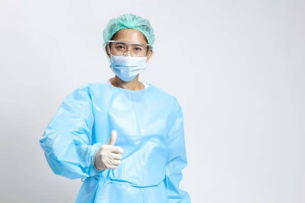Улыбающаяся молодая женщина-врач со стетоскопом и маской — стоковое фото