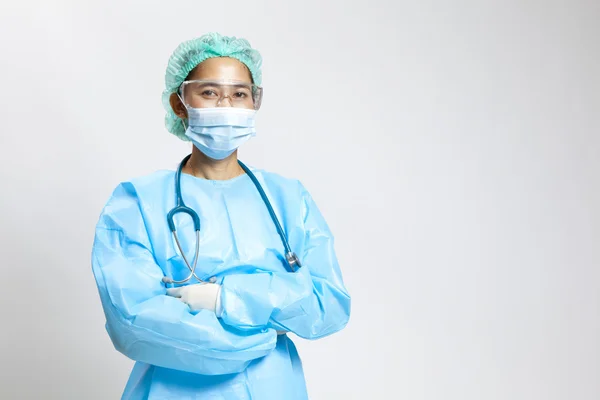 Usměvavý mladý ženský lékař stetoskop a maskou — Stock fotografie