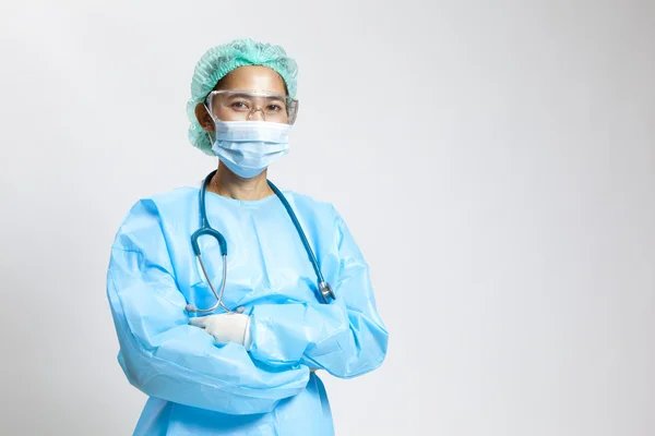 Usměvavý mladý ženský lékař stetoskop a maskou — Stock fotografie