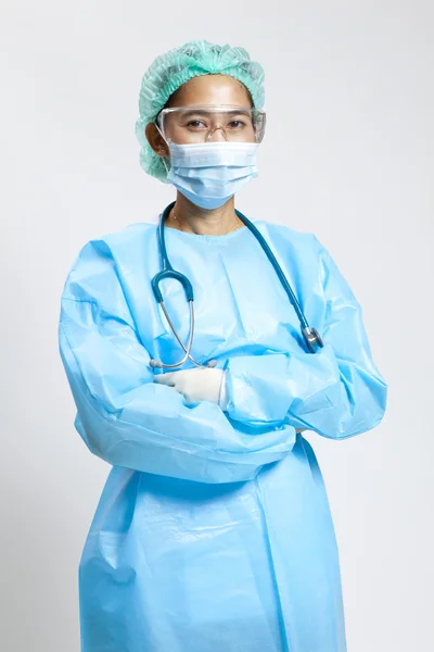 Jovem médica sorridente com estetoscópio e máscara — Fotografia de Stock