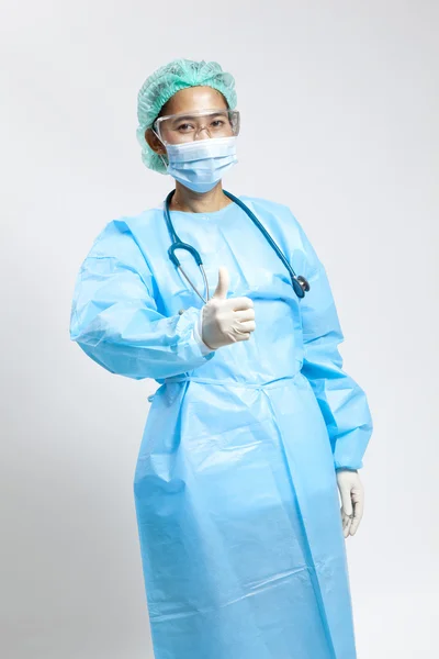 Jovem médica sorridente com estetoscópio e máscara — Fotografia de Stock
