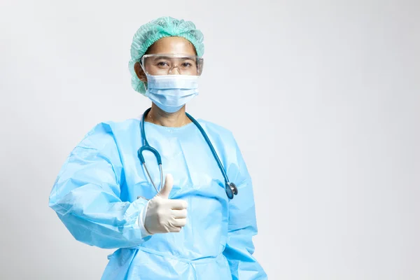 Lächelnde junge Ärztin mit Stethoskop und Maske — Stockfoto