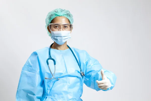 Médico joven sonriente con estetoscopio y máscara —  Fotos de Stock