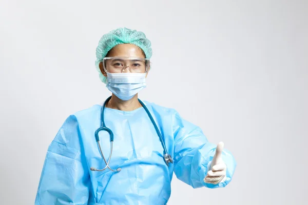 Lachende jonge vrouwelijke arts met stethoscoop en masker — Stockfoto