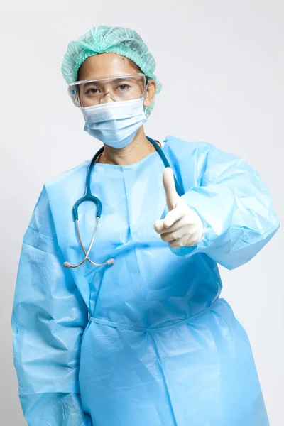 Médico joven sonriente con estetoscopio y máscara — Foto de Stock