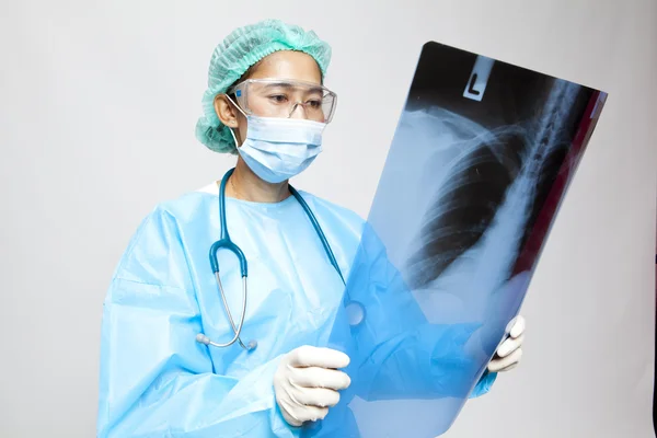 Mladý a milý lékař sledování pacienta x-ray v nemocnici — Stock fotografie
