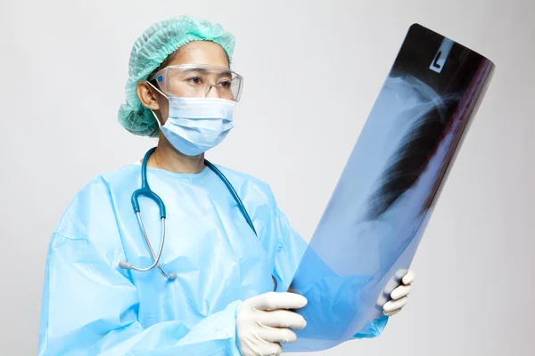 Médico joven y agradable observando una radiografía de paciente en el hospital —  Fotos de Stock