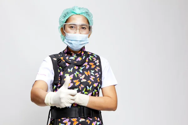 Usměvavý mladý ženský lékař s maskou — Stock fotografie