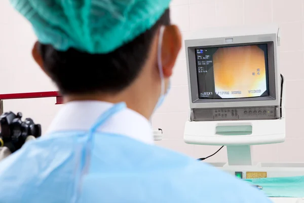 Médico usando o computador — Fotografia de Stock