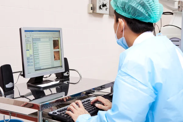 Doctor using computer — Stock Photo, Image
