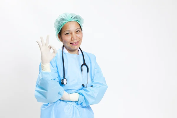 Spokojený úsměv ženského lékaře s dobře gesto, izolovaných na bílém pozadí — Stock fotografie