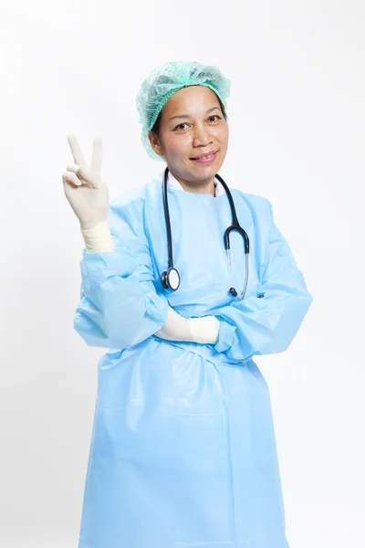 Glada leende kvinnliga läkare med okej gest, isolerad på vit bakgrund — Stockfoto