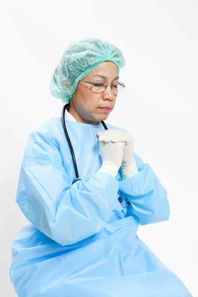 Closeup Retrato de médico feminino sobre fundo branco — Fotografia de Stock