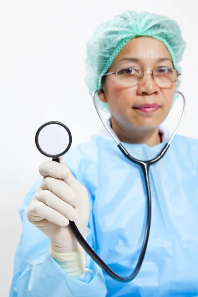 Retrato de feliz sucesso maduro médico feminino — Fotografia de Stock