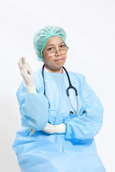 Closeup Retrato de mulheres médico-cruzou os dedos sobre fundo branco — Fotografia de Stock