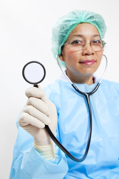 Retrato de feliz sucesso maduro médico feminino — Fotografia de Stock