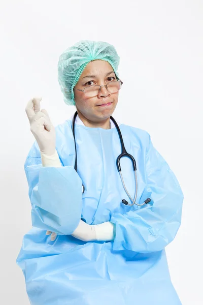 Closeup portret van vrouwelijke arts-gekruiste vingers op witte achtergrond — Stockfoto