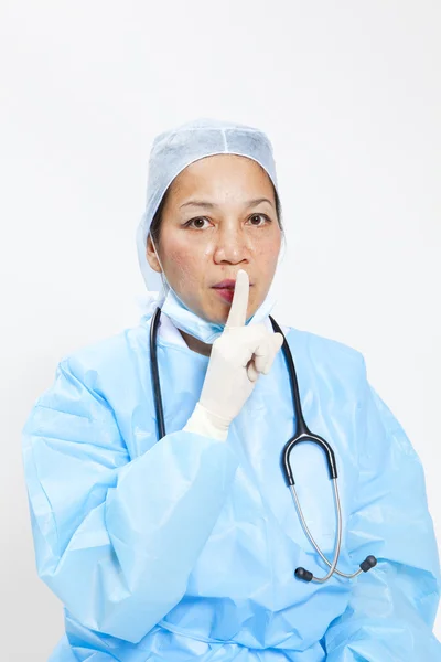 Closeup Retrato de médico feminino fazendo sinal de silêncio sobre fundo branco — Fotografia de Stock