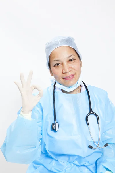 Asiatische Arzt geben Sie eine ok Geste, Nahaufnahme Porträt auf weißem Hintergrund. — Stockfoto