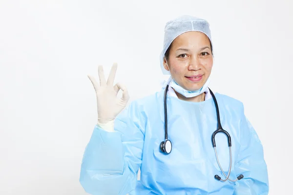 Aziatische arts geven u een ok gebaar, close-up portret op witte achtergrond. — Stockfoto