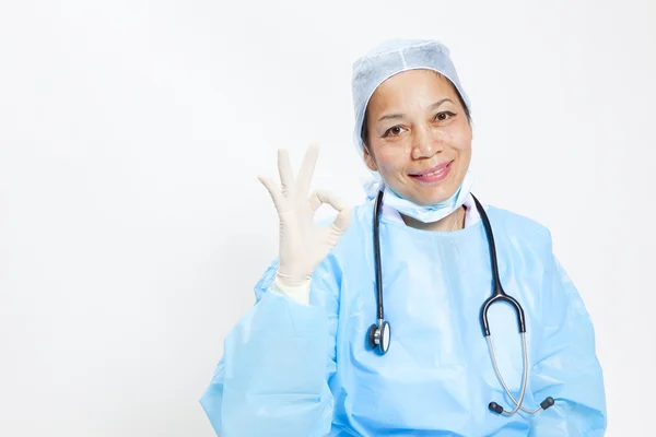 Asiatische Arzt geben Sie eine ok Geste, Nahaufnahme Porträt auf weißem Hintergrund. — Stockfoto