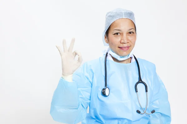 Asiatiska läkare ge dig en ok gest, närbild porträtt på vit bakgrund. — Stockfoto