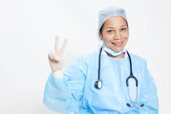 Glücklich lächelnde Ärztin mit okay Geste, isoliert auf weißem Hintergrund — Stockfoto