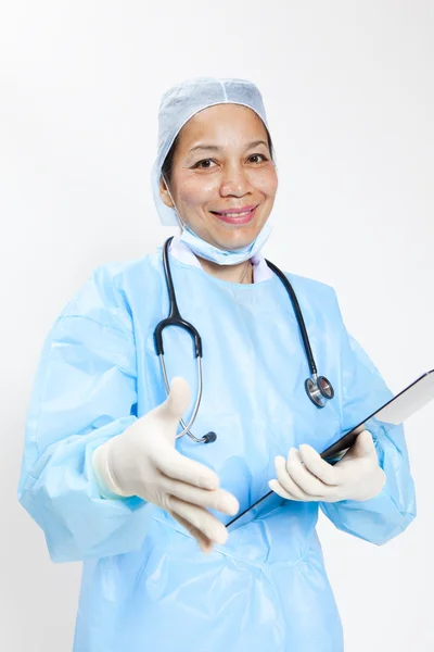 Kvinnelig lege som håndhilser – stockfoto