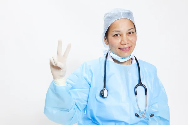 Glücklich lächelnde Ärztin mit okay Geste, isoliert auf weißem Hintergrund — Stockfoto