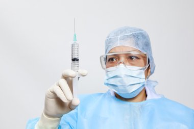 tıbbi doktor iğne şırınga içinde hazırlama