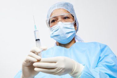 tıbbi doktor iğne şırınga içinde hazırlama