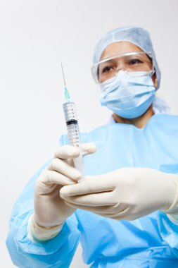 tıbbi doktor iğne şırınga içinde hazırlama