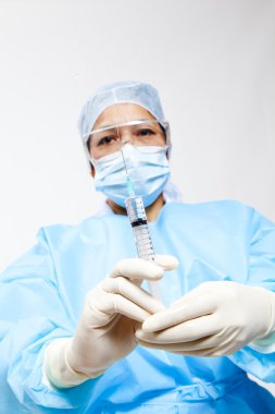 tıbbi doktor iğne şırınga içinde hazırlama