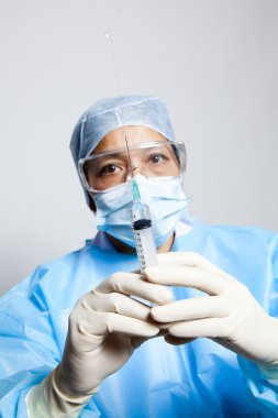 tıbbi doktor iğne şırınga içinde hazırlama