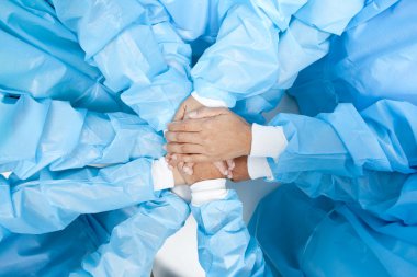 küçük bir grup doktor ekip eller katılmak, kuşun gözleri görüş açı..