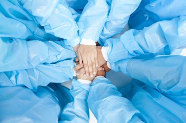 küçük bir grup doktor ekip eller katılmak, kuşun gözleri görüş açı..