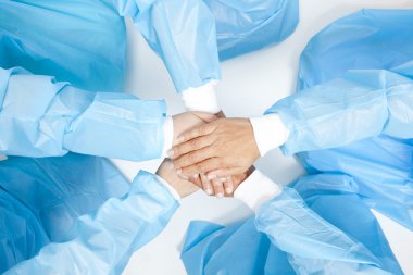 küçük bir grup doktor ekip eller katılmak, kuşun gözleri görüş açı..