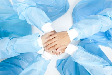 küçük bir grup doktor ekip eller katılmak, kuşun gözleri görüş açı..