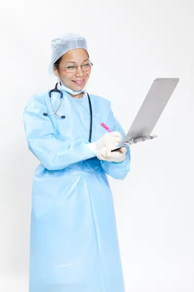 Doctora escribiendo en la historia clínica - copyspace —  Fotos de Stock