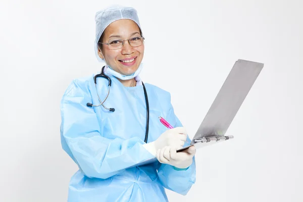 Médico feminino escrevendo no prontuário - copyspace — Fotografia de Stock