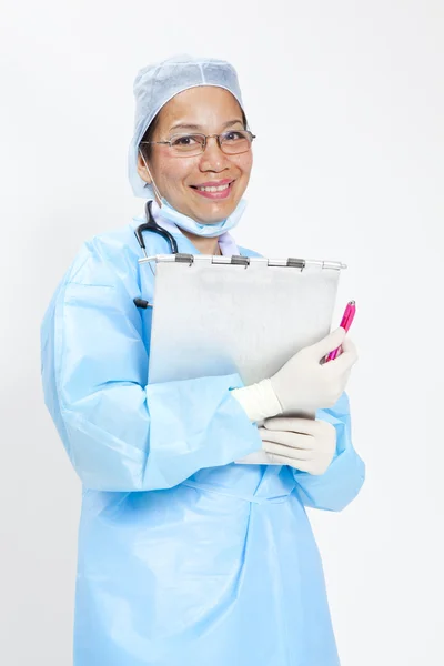 Portret van gelukkig succesvol volwassen vrouwelijke arts — Stockfoto