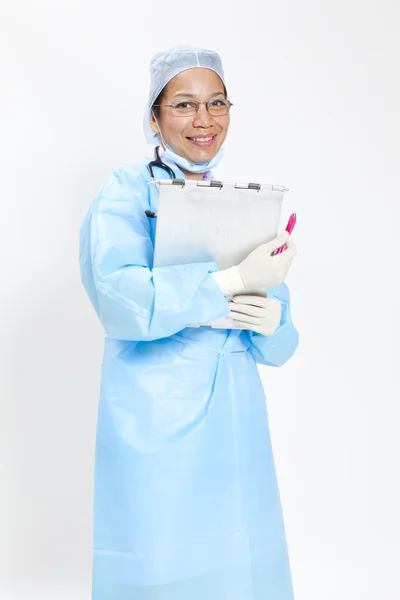 Portret van gelukkig succesvol volwassen vrouwelijke arts — Stockfoto